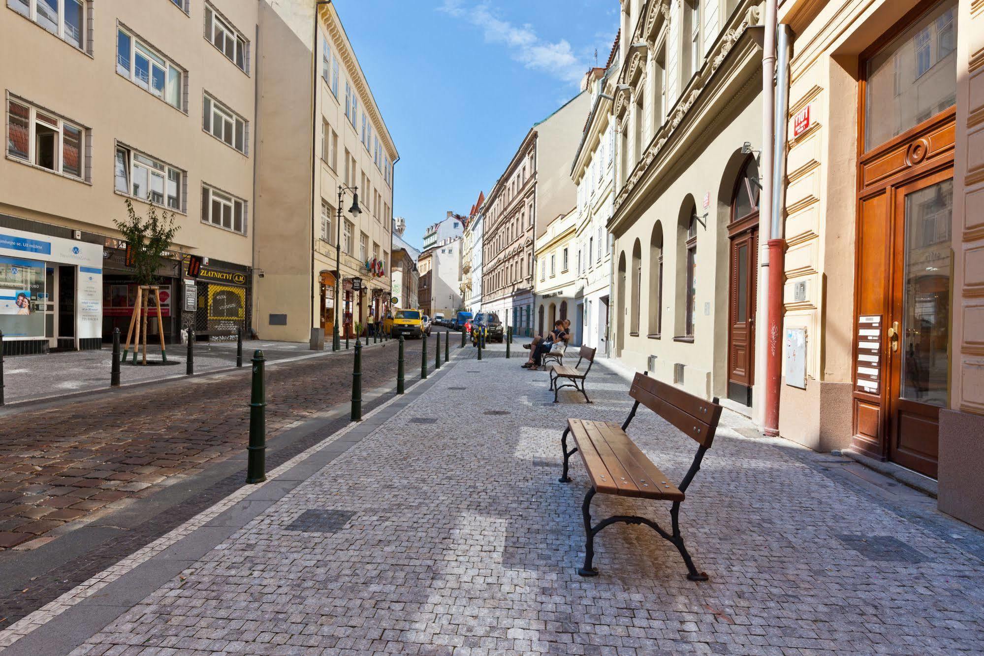Lovely - Truhlarska * Prag